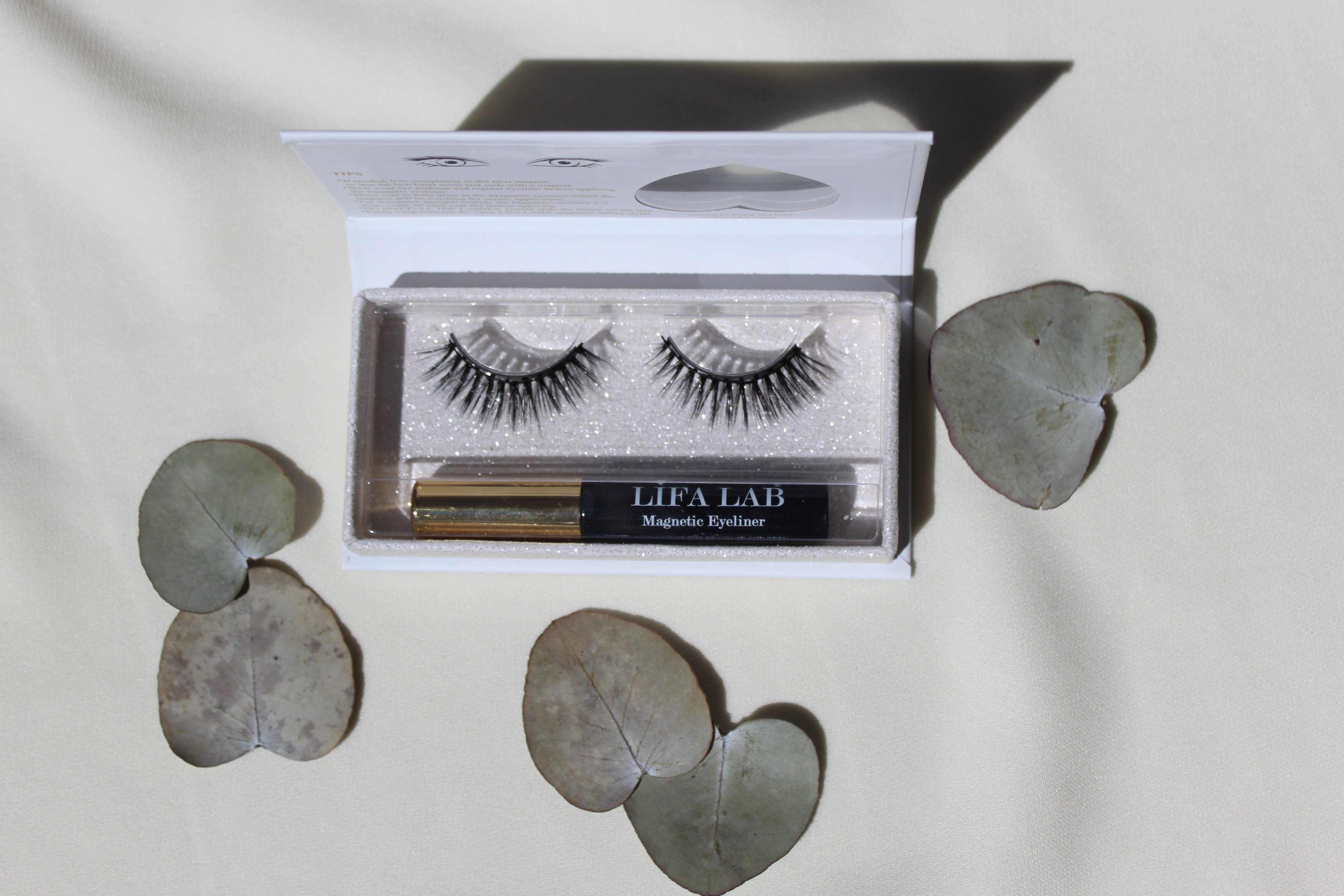 Vegan Magnetic Eyelashes DIY Kit - Daily GlamMagnetic long salon eyelash from natural fibre with a magnetic black and gold eyeliner in three luxury boxes with a heart window on a white table cloth